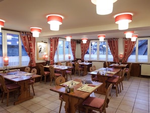 Petit déjeuner et dîner servis sur place
