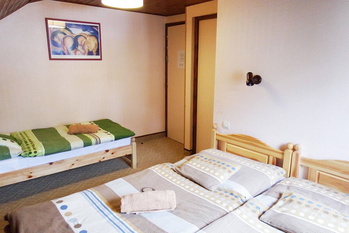 Quarto triplo | Escrivaninha, berços grátis, Wi-Fi de cortesia