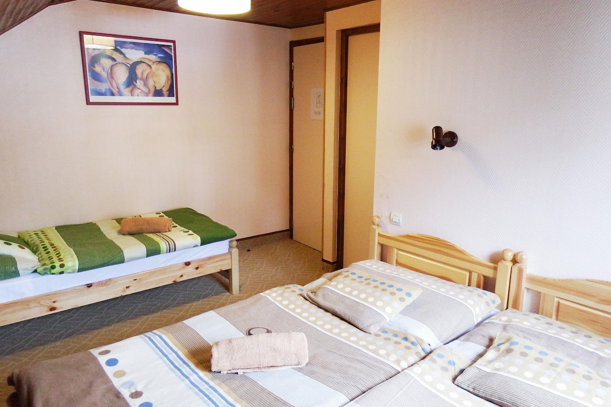 Habitación triple | Escritorio, cunas gratuitas y wifi gratis
