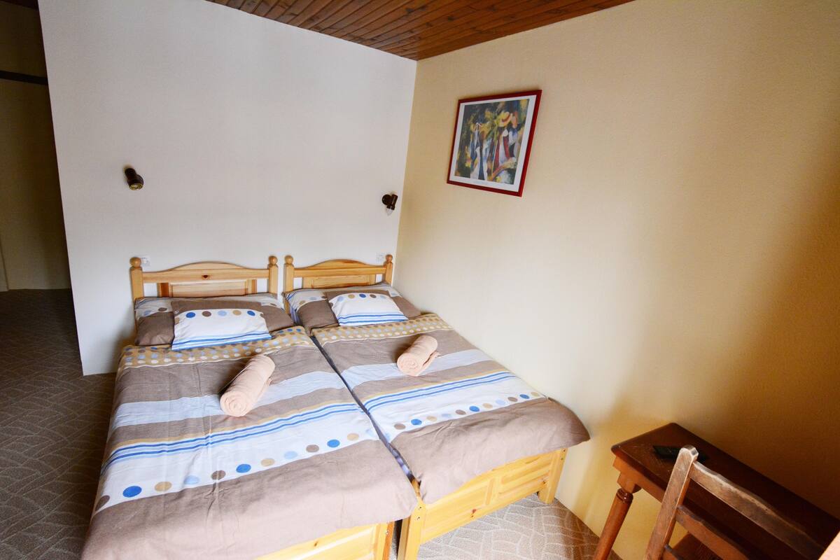 Quarto solteiro | Escrivaninha, berços grátis, Wi-Fi de cortesia
