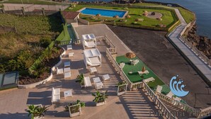 An aerial view of a hotel with a swimming pool, lounge area, and a view of the sea. - Hotel Norat Palmeira Playa (Ribeira)