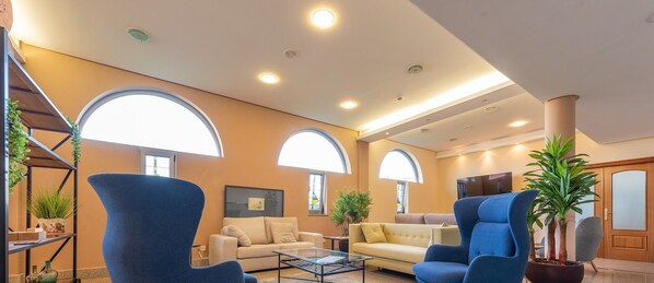 Un salón amplio con techo alto, ventanas grandes y diseño moderno.