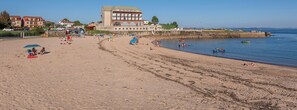 On the beach, white sand, beach towels - Hotel Norat Palmeira Playa (Ribeira)