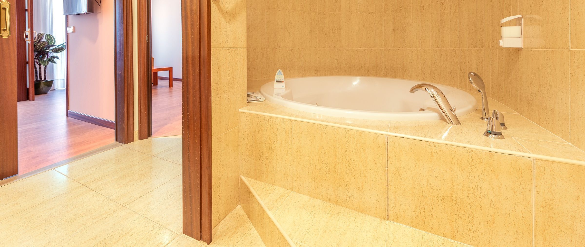 junior suite | bathroom | free toiletries, hair dryer, bidet, towels