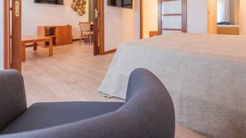 Un dormitorio moderno con una cama grande, un escritorio y una silla.