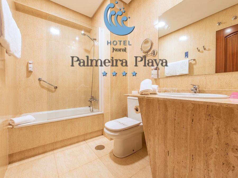 Un baño con bañera, inodoro y lavamanos.