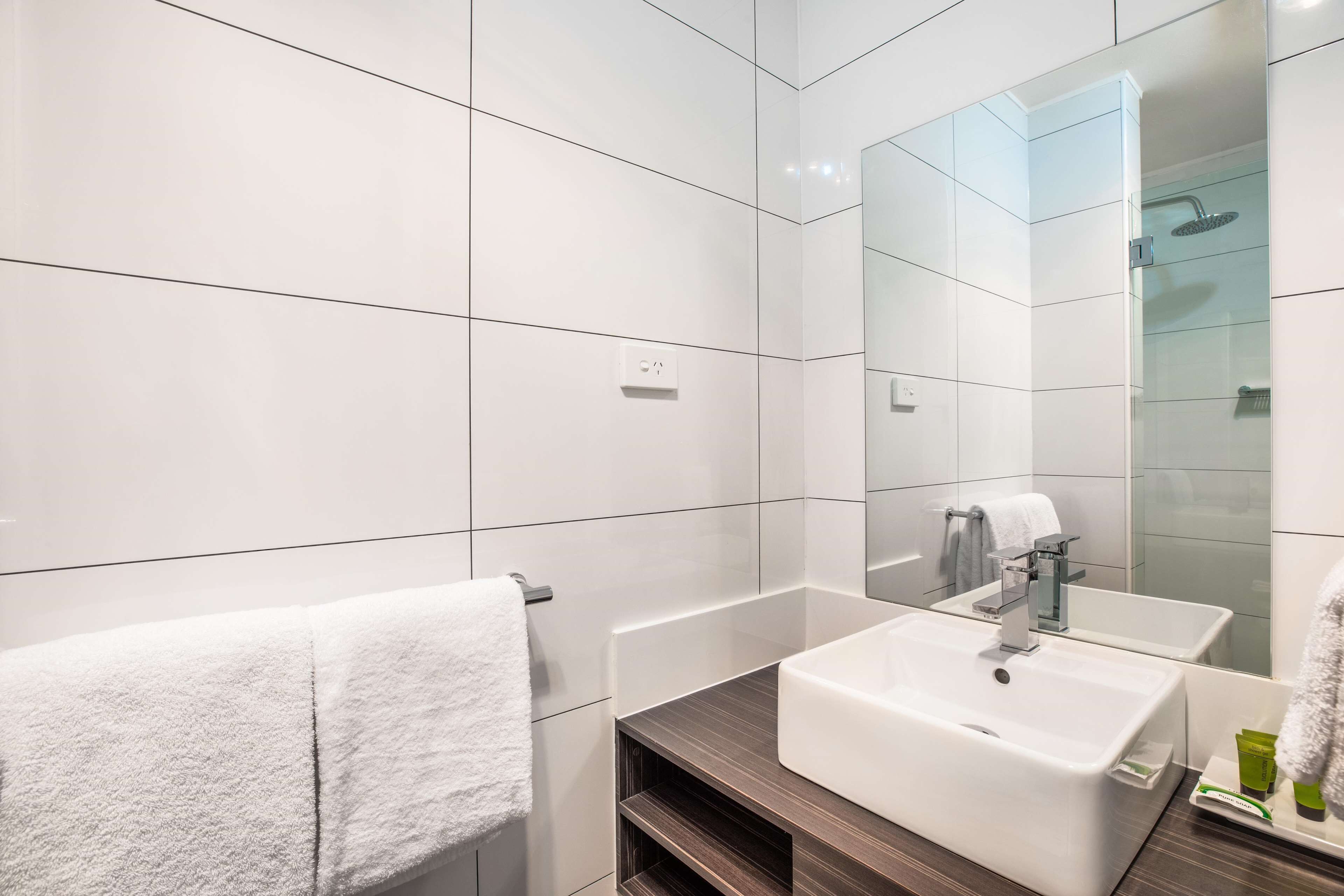 shower, rainfall showerhead, free toiletries, towels