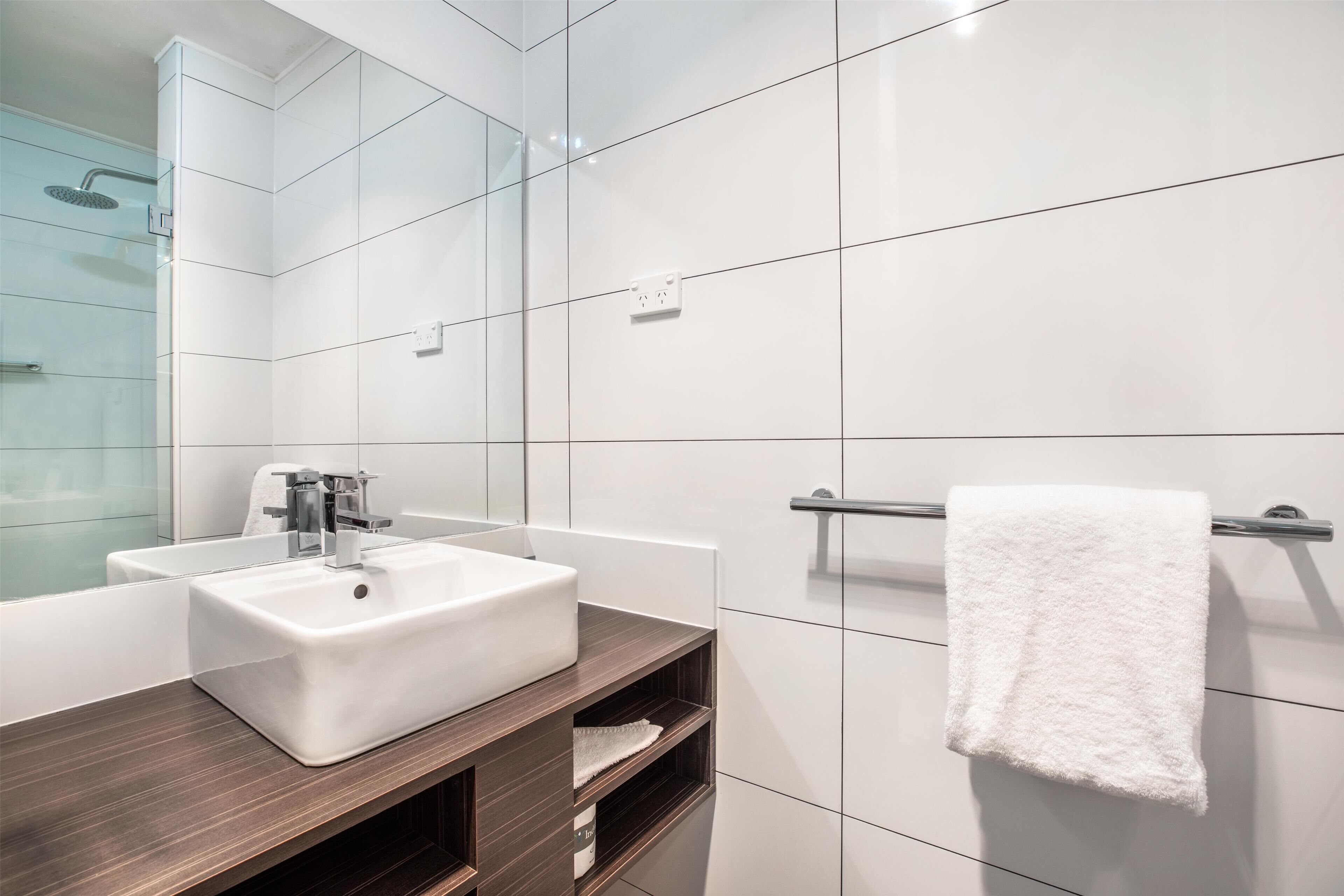 shower, rainfall showerhead, free toiletries, towels