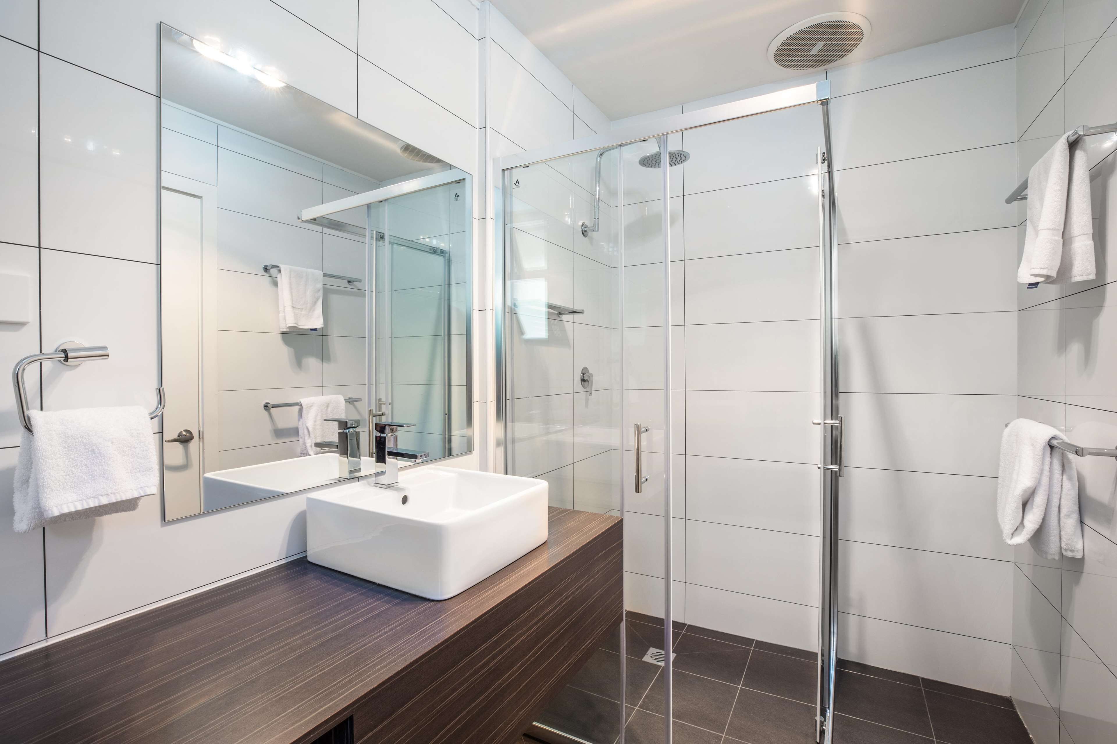 studio family | desk, iron/ironing board, free cots/infant beds, rollaway beds