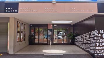 Pintu masuk properti