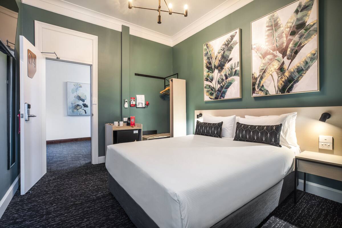 Studio Queen | Iron/ironing board, free WiFi, bed sheets