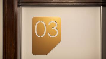 Ein an der Wand befestigtes Schild mit der Nummer 03.