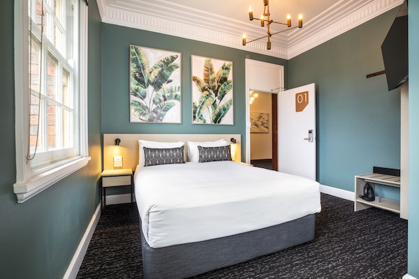 Studio Queen | Iron/ironing board, free WiFi, bed sheets