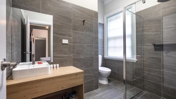 Studio Queen & Single | Bathroom | Shower, hair dryer, towels