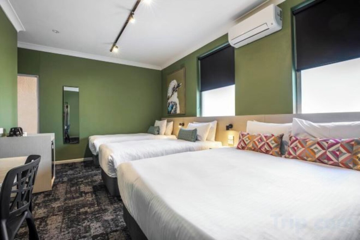 Tabla de planchar con plancha, wifi gratis y ropa de cama 