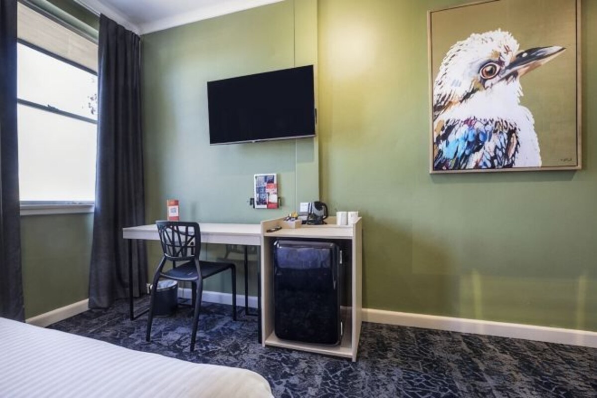 Tabla de planchar con plancha, wifi gratis y ropa de cama 
