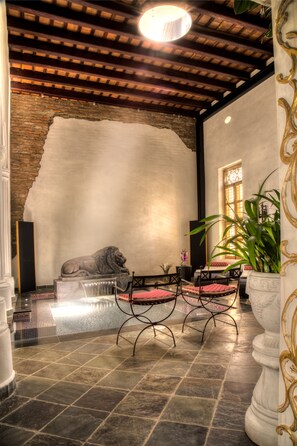 Innendørsbasseng og utendørsbasseng