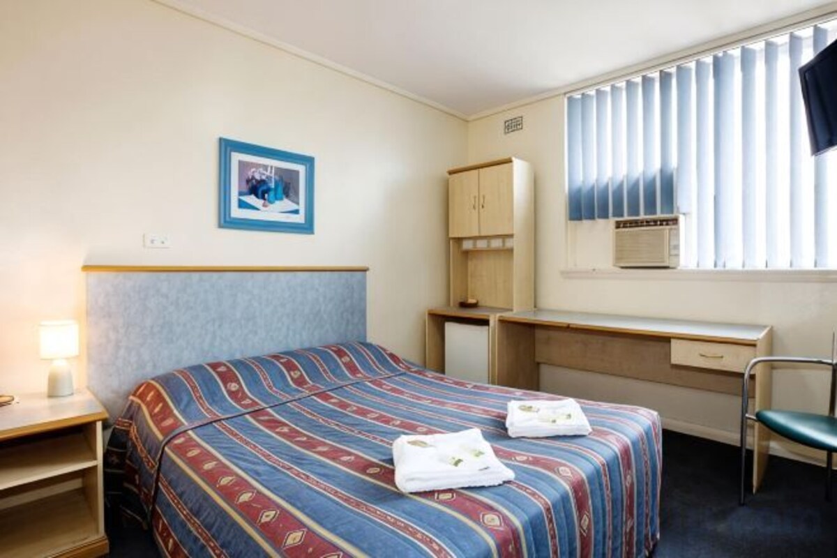 Minibar, desk, iron/ironing board, free WiFi
