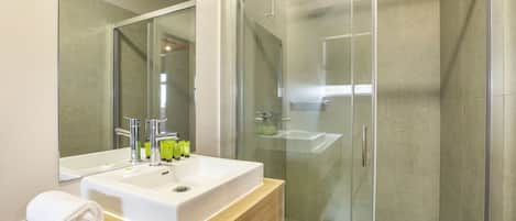Douche, douche à « effet pluie », articles de toilette gratuits