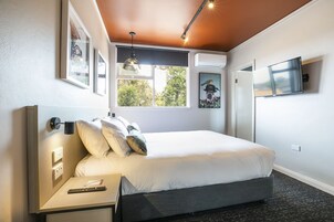 Studio Queen | Minibar, desk, iron/ironing board, free WiFi