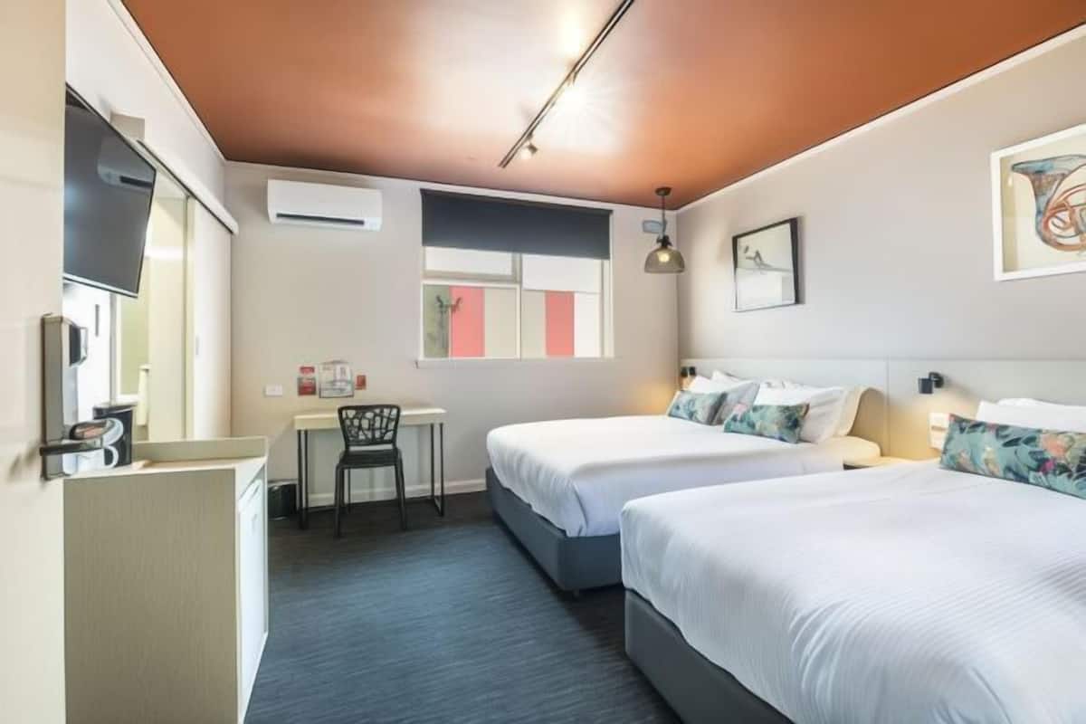 Een minibar, een bureau, een strijkplank/strijkijzer, gratis wifi