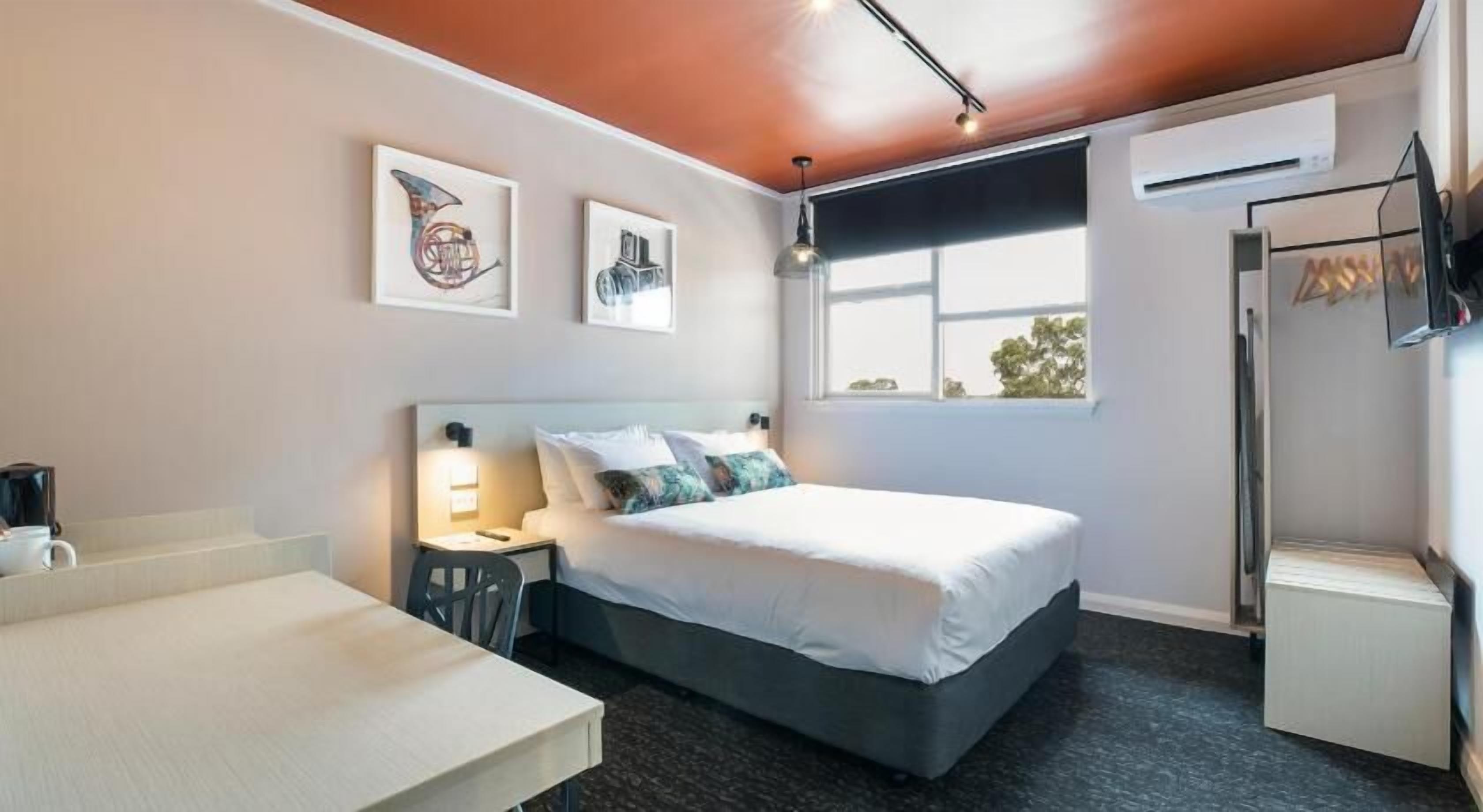 Minibar, desk, iron/ironing board, free WiFi