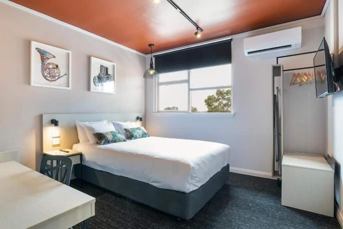 Frigobar, escrivaninha, ferros/tábuas de passar roupa, Wi-Fi de cortesia