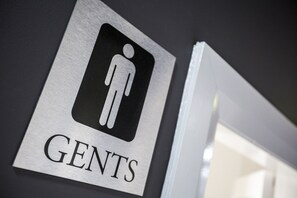 Shower, towels - Melton Hotel (Auburn)