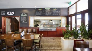 Déjeuner et dîner servis sur place