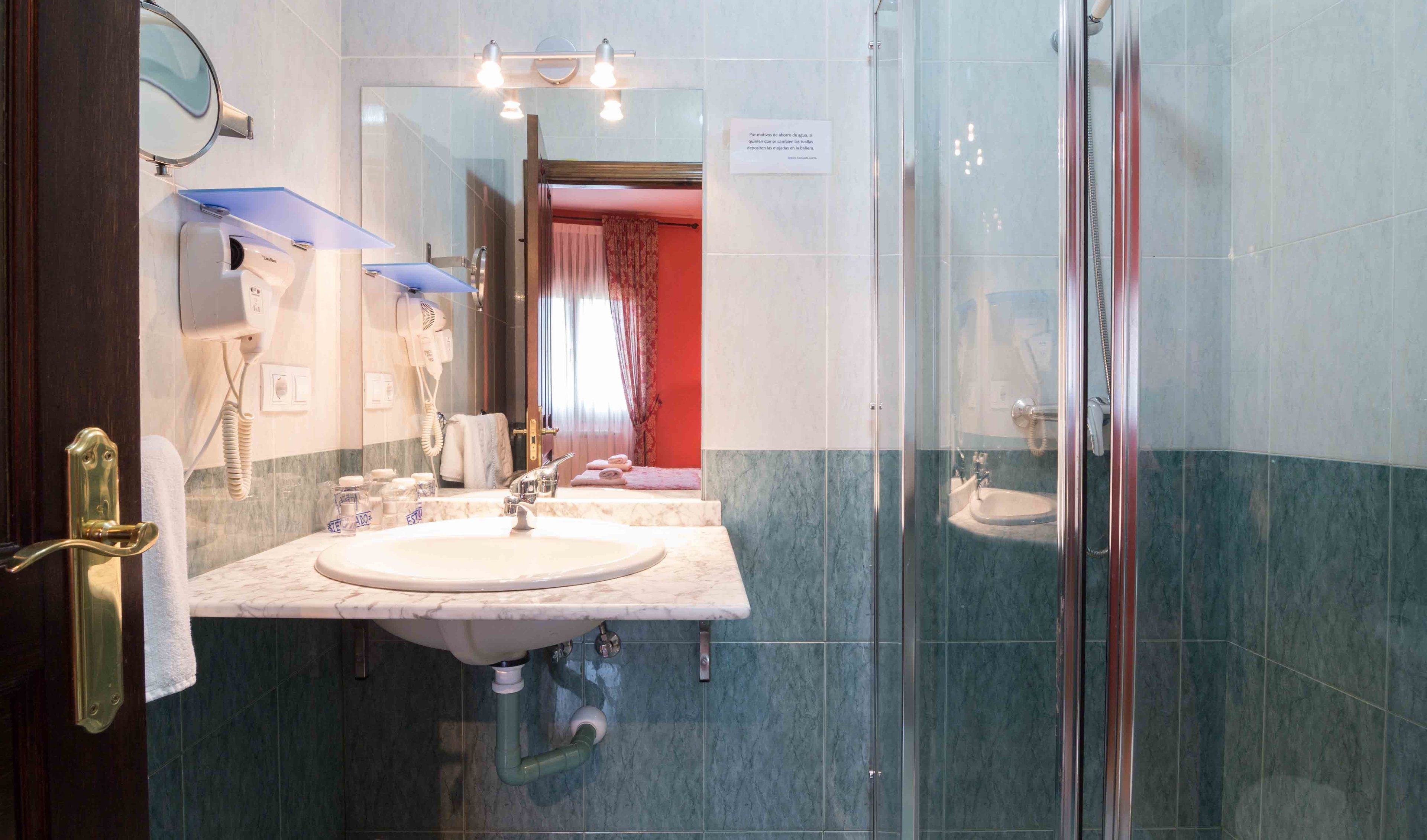 double room | bathroom | free toiletries, hair dryer, towels
