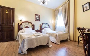 Habitación doble | Ropa de cama de alta calidad y minibar 