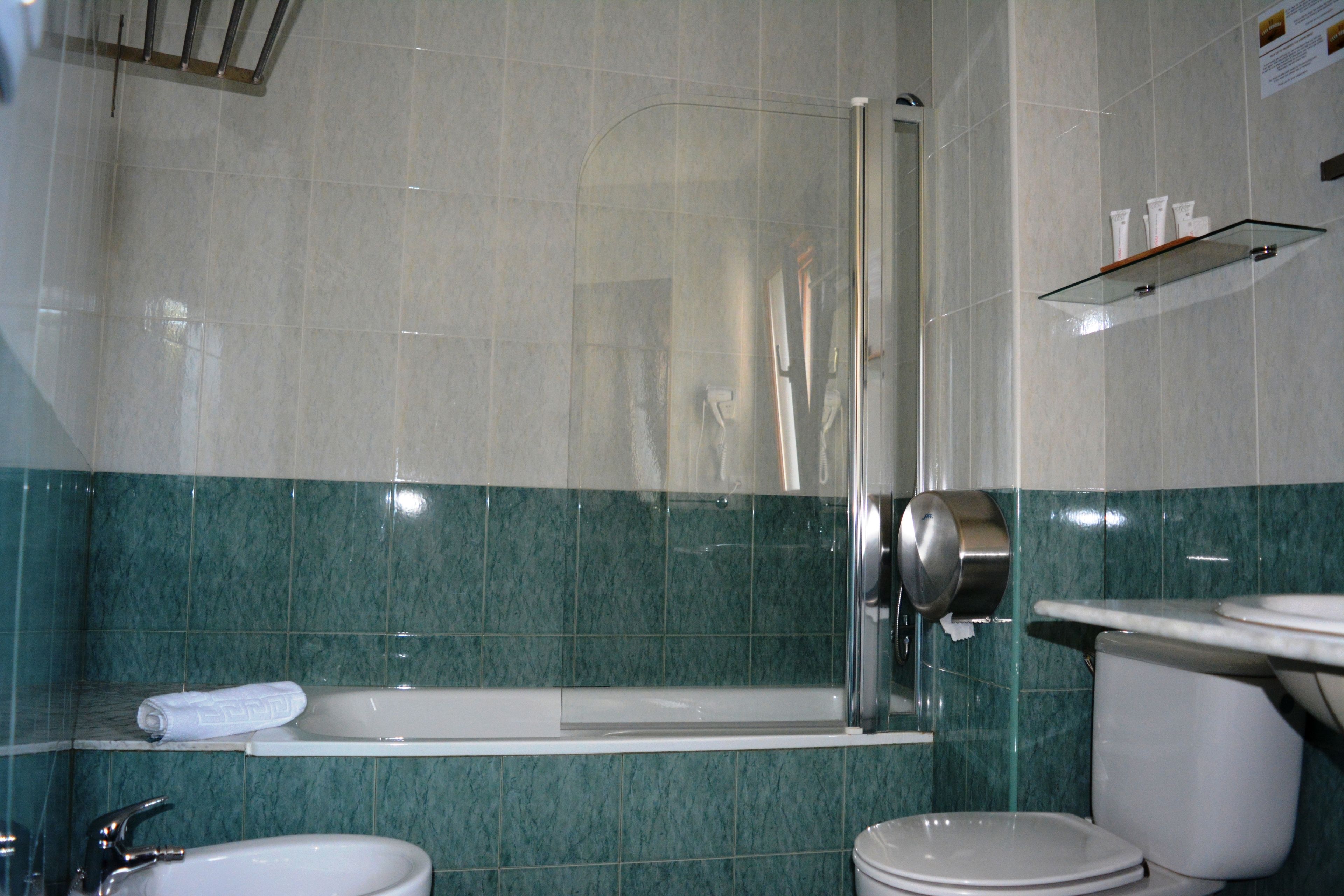 double room | bathroom | free toiletries, hair dryer, towels