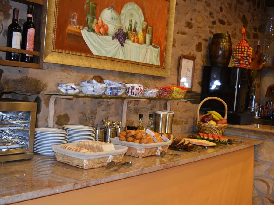 Een buffet met diverse gerechten, borden en bestek.