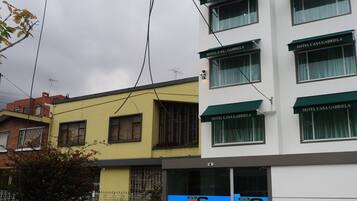 Vista frontal de la propiedad