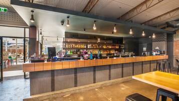 Con servicio de comidas, cenas y happy hour