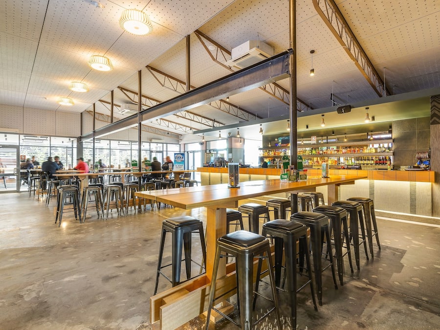 Serves lunch, dinner, and happy hour