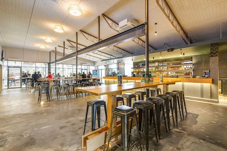 Se sirven almuerzos, cenas y happy hour. Nightcap at Ocean Beach Hotel