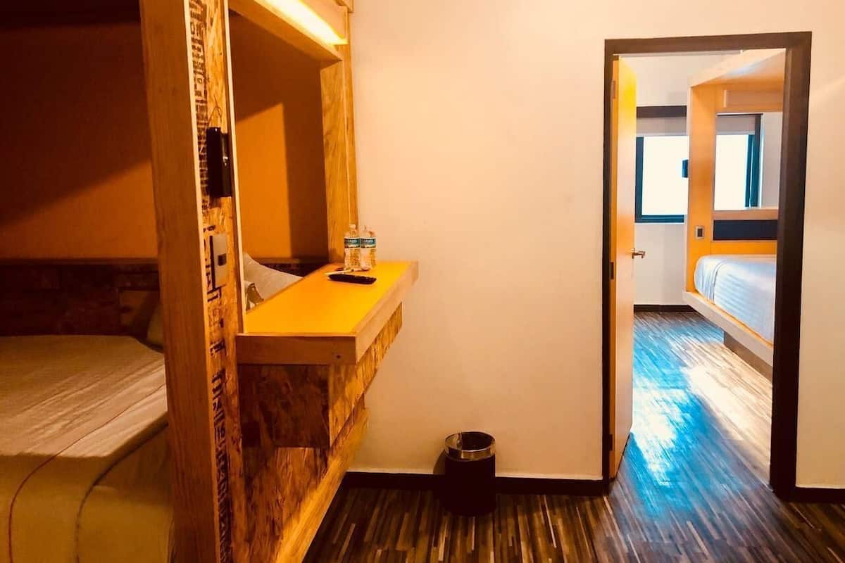 Peti besi dalam bilik, meja, seterika/papan seterika, Wi-fi percuma