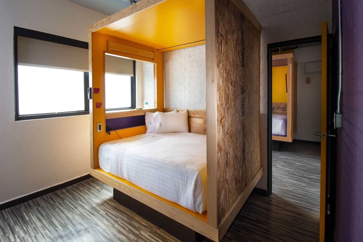 Suite, 2 Katil Ratu (Queen), Non Smoking | Peti besi dalam bilik, meja, seterika/papan seterika, Wi-fi percuma