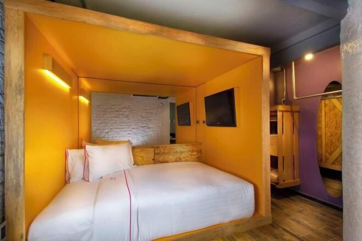 Peti besi dalam bilik, meja, seterika/papan seterika, Wi-fi percuma