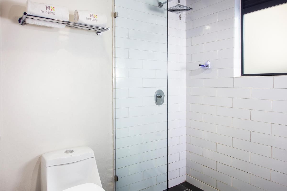 Bilik Mandi | Pancuran mandi, kelengkapan dandanan diri percuma, pengering rambut