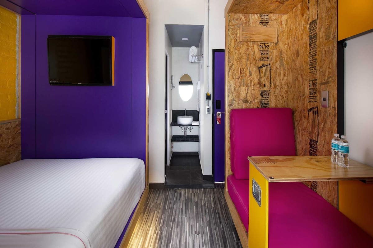 Standard Room, 1 Katil Ratu (Queen), Non Smoking | Peti besi dalam bilik, meja, seterika/papan seterika, Wi-fi percuma