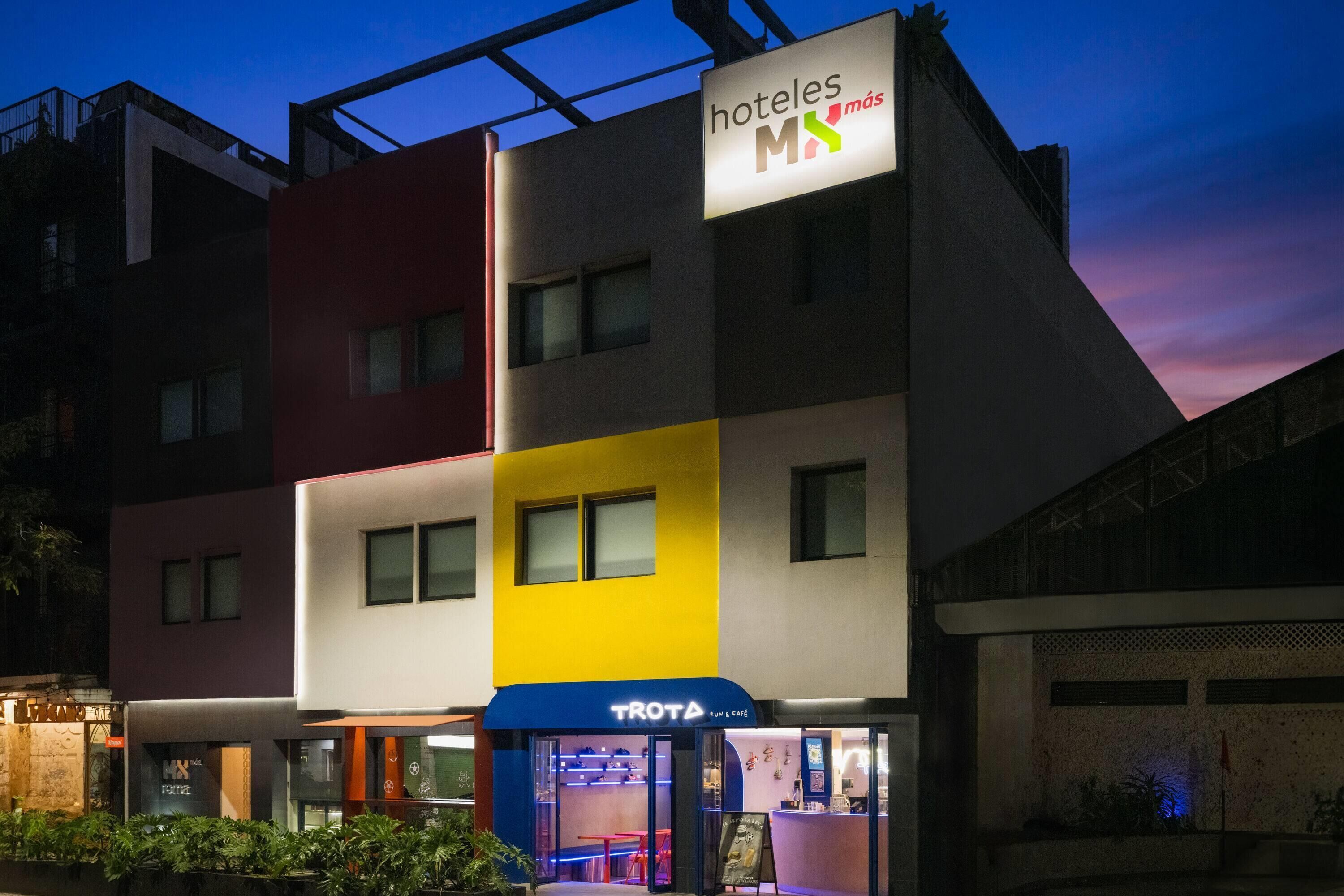 A hotel building with a sign that reads 'hoteles MX más'.