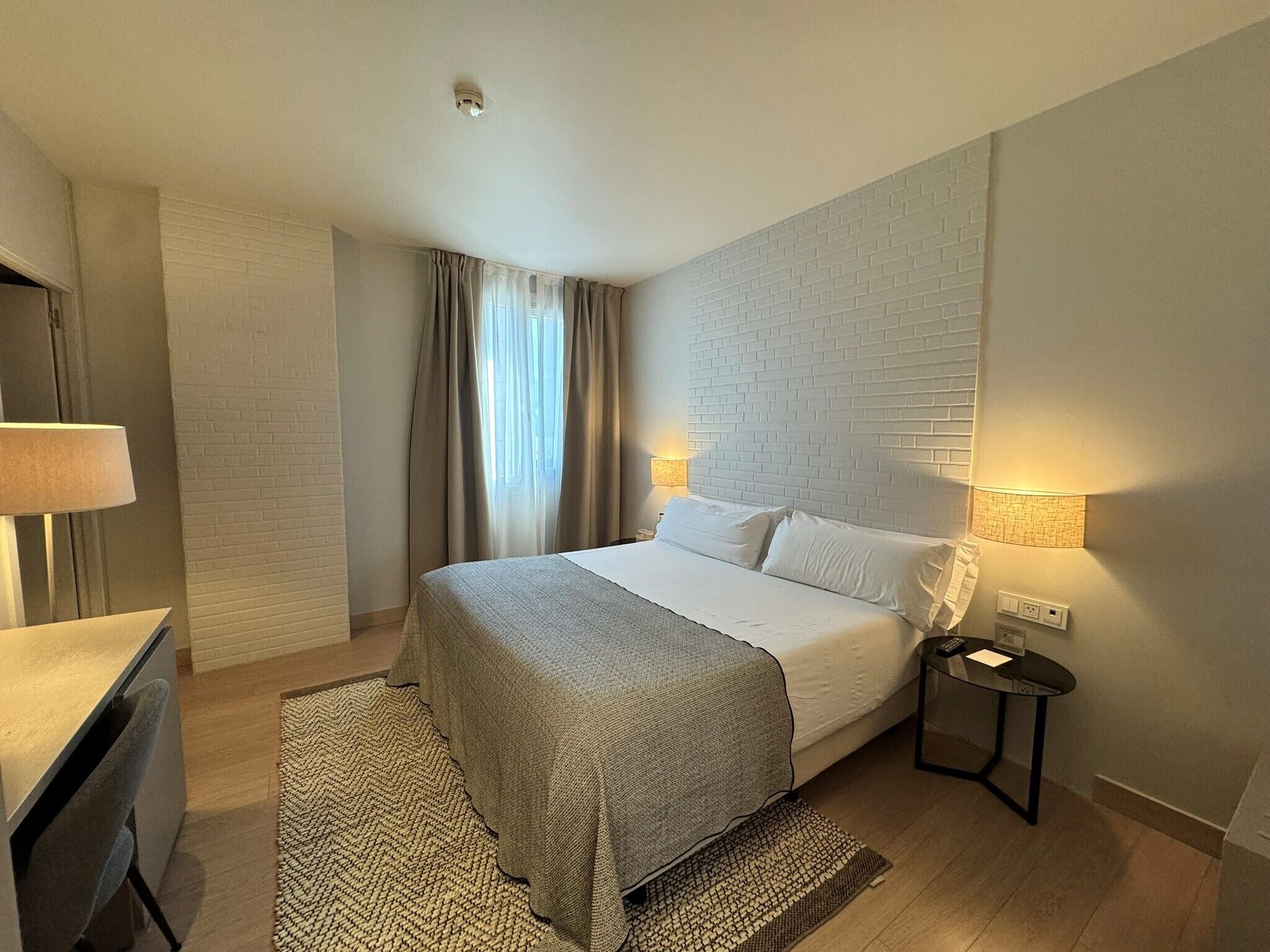 Literie hypoallergénique, minibar, coffres-forts dans les chambres