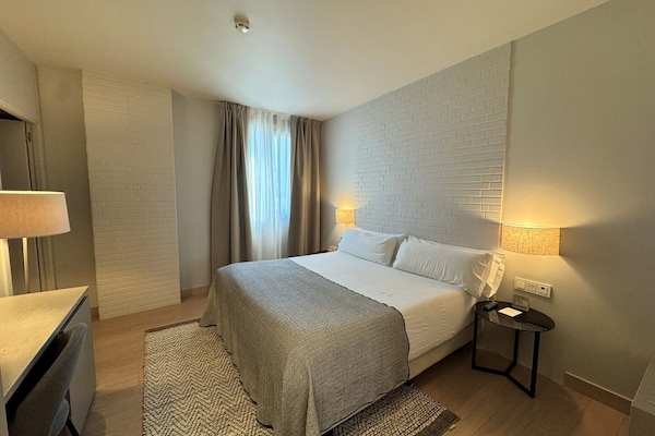 Habitación doble | Ropa de cama hipoalergénica, minibar, caja fuerte