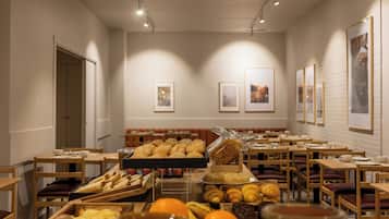 Petit déjeuner buffet (11.50 EUR par personne)