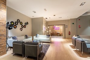 Coin salon dans le hall