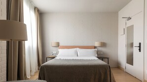 Tremannsrom | Allergitestet sengetøy, minibar, safe på rommet og skrivebord