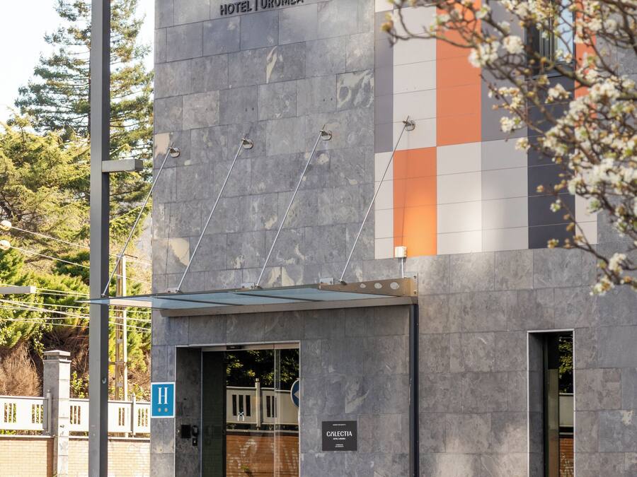 Une entrée d’hôtel moderne avec une enseigne indiquant « Calectica Hotel I Urumea ».