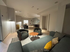 Coin salon dans le hall